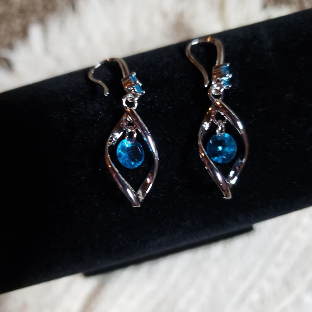 Dangling Earrings - Picture 4 of 4